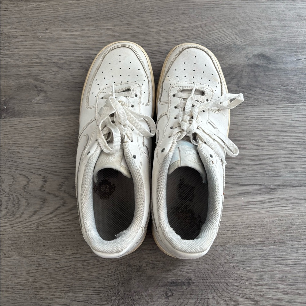 NIKE: White Airforce 1s